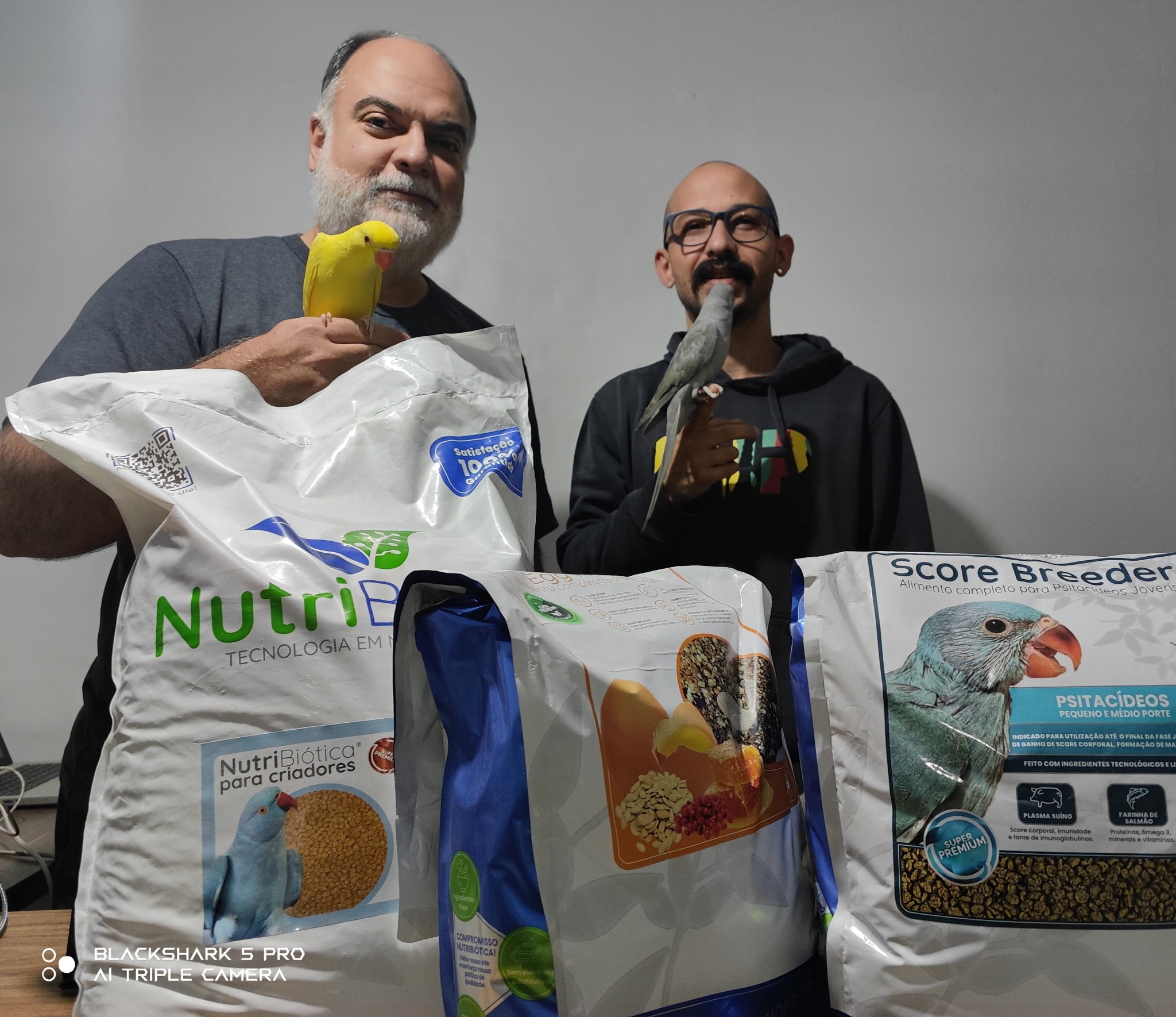 Equipe da Natureza Exótica com aves e rações de qualidade